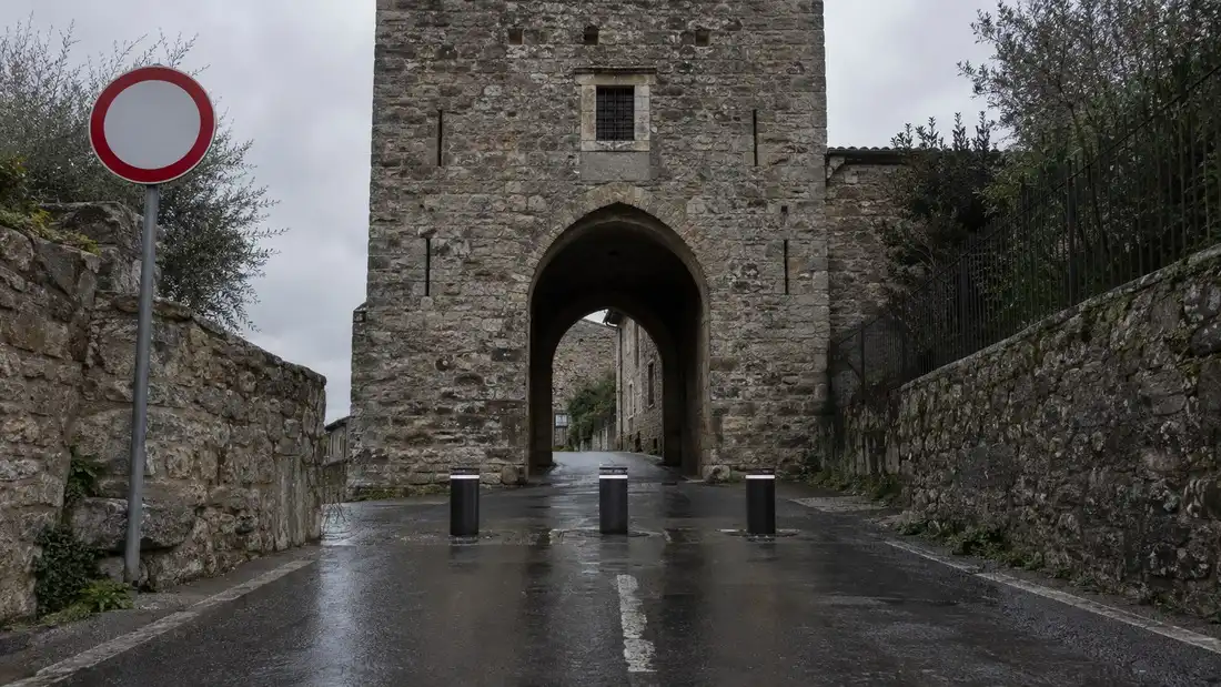 Vjezd do historického centra jihotyrolského města s dopravní značkou u podloubí