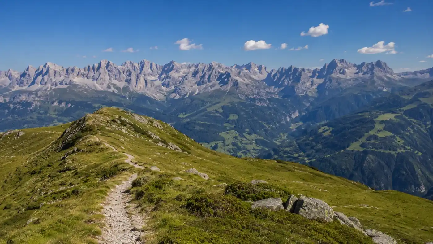 Travnatý hřeben Helmu nad údolím s panoramatem Sextenských Dolomit
