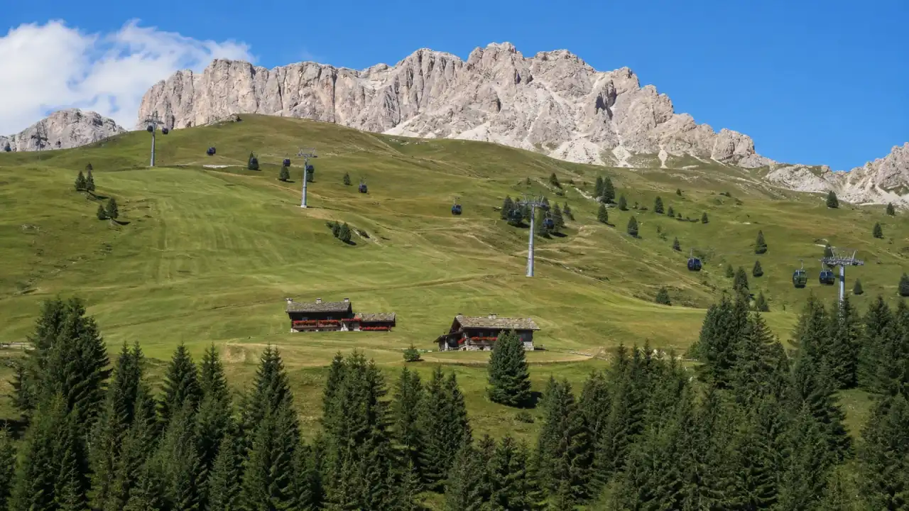 Klausberg nad Steinhausem v údolí Ahrntal s lanovkou a horskými loukami