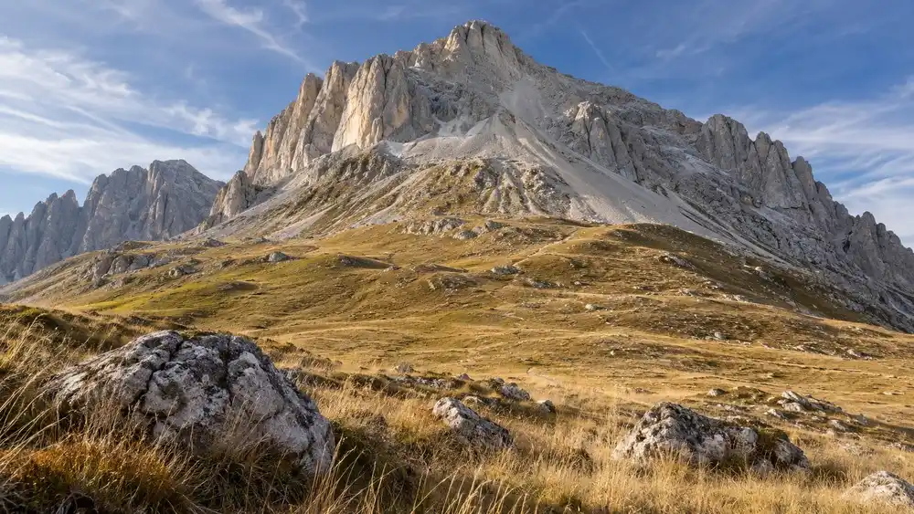 Vápencový vrchol Dürrenstein nad travnatou náhorní plošinou Plätzwiese v Dolomitech