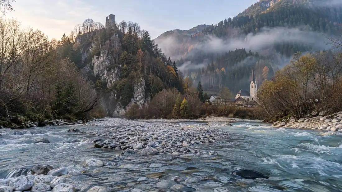 Zřícenina hradu Kehlburg na zalesněném ostrohu nad vesnicí Gais v Tauferer Talu