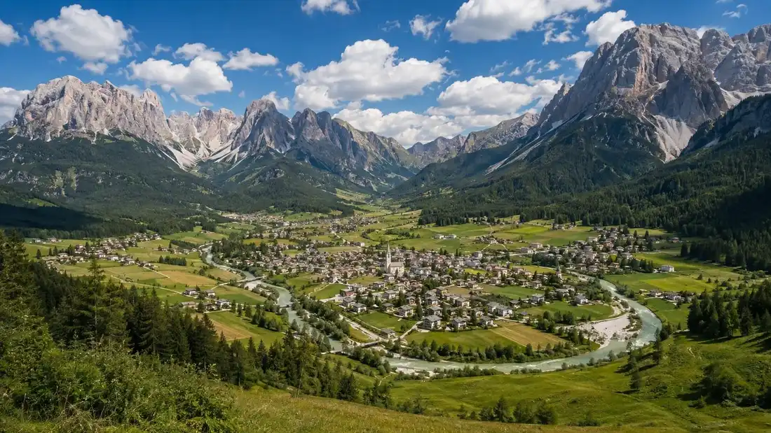 Město Lienz ve Východním Tyrolsku v kotlině pod skalními stěnami Lienzer Dolomiten