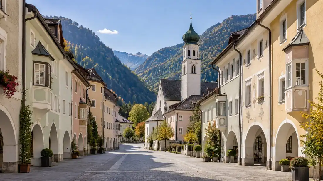 Hlavní ulice obce Niederdorf s kostelní věží na dně údolí Hochpustertal