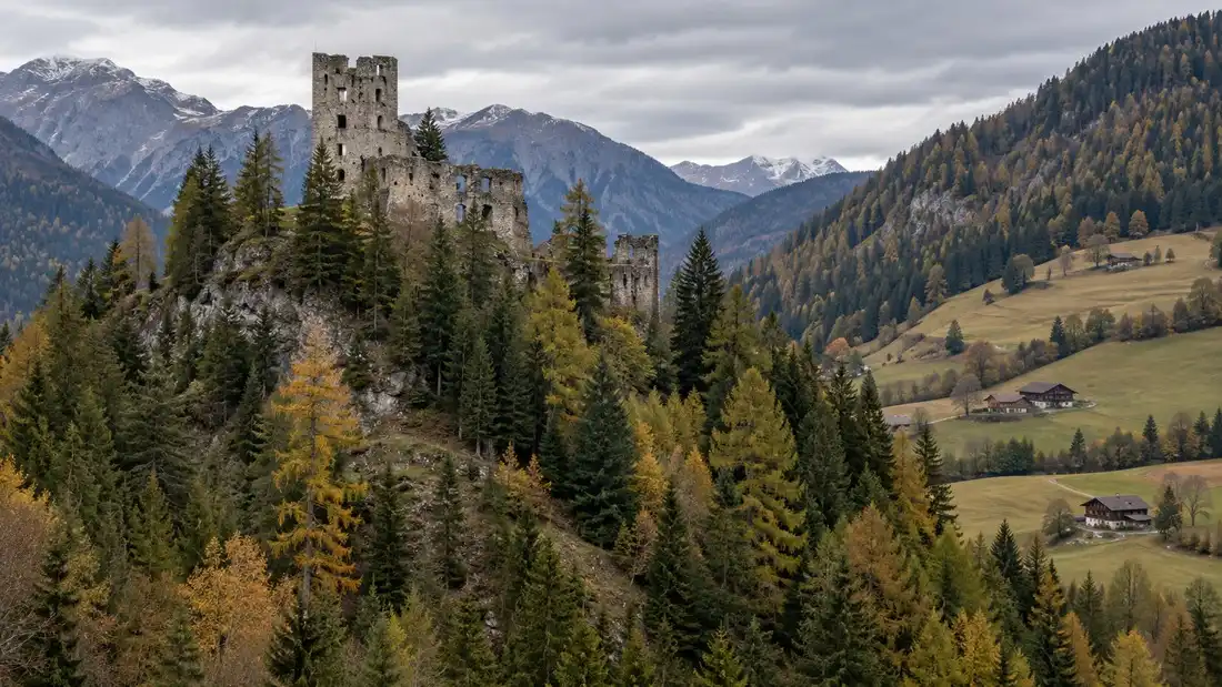 Hrad Schöneck na zalesněné terase nad obcí Pfalzen v Pustertalu
