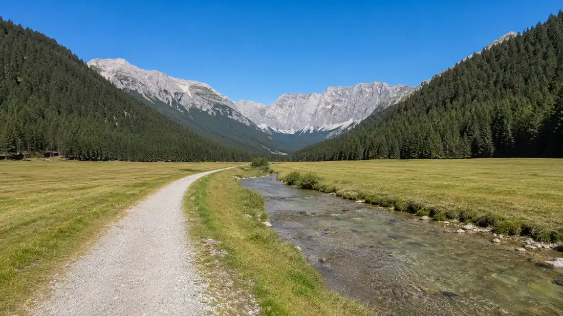 Dno údolí Höhlenstein s cyklostezkou a dolomitskými stěnami v pozadí