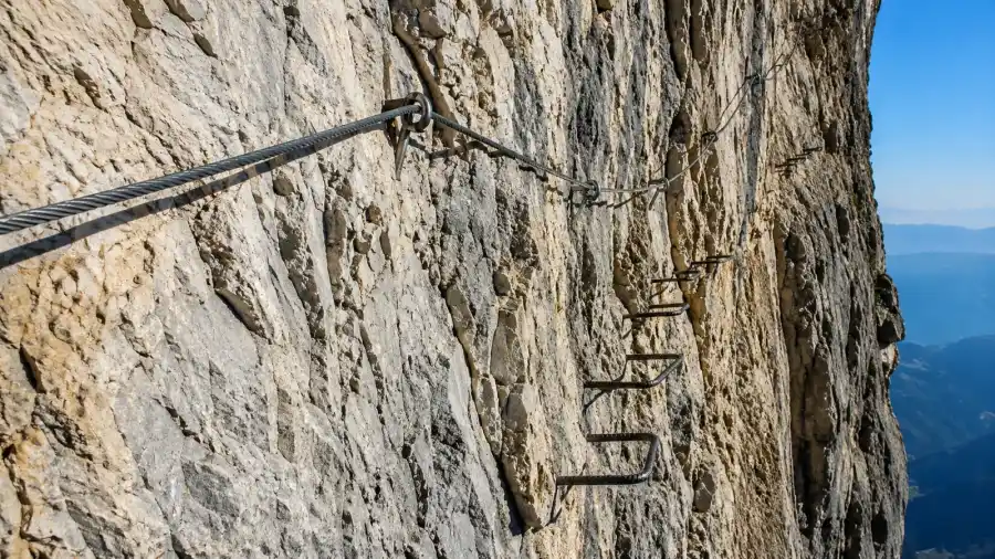 Ocelové lano zajištěné cesty ve vápencové stěně Dolomit