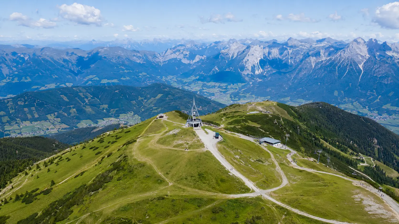 Letní krajina Dolomit v okolí Kronplatzu