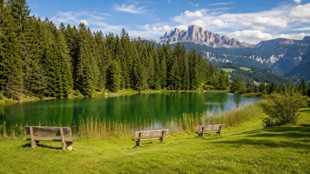 Přírodní koupací jezírko Issinger Weiher u Pfalzenu v Pustertalu
