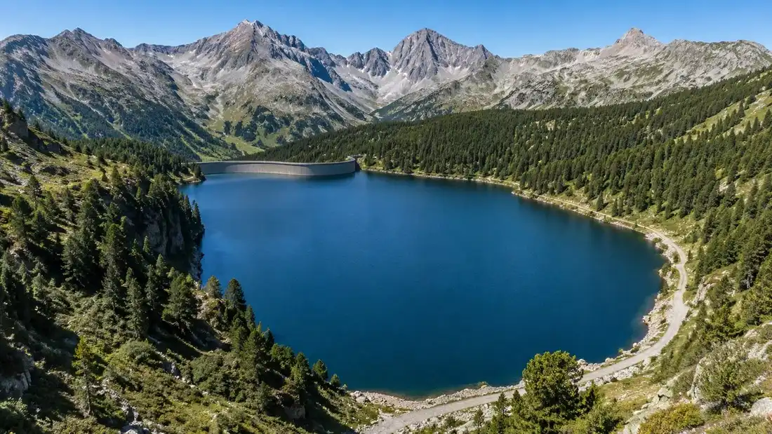 Přehradní jezero Neves v závěru Mühlwaldtalu s hrází a vrcholy Zillertalských Alp