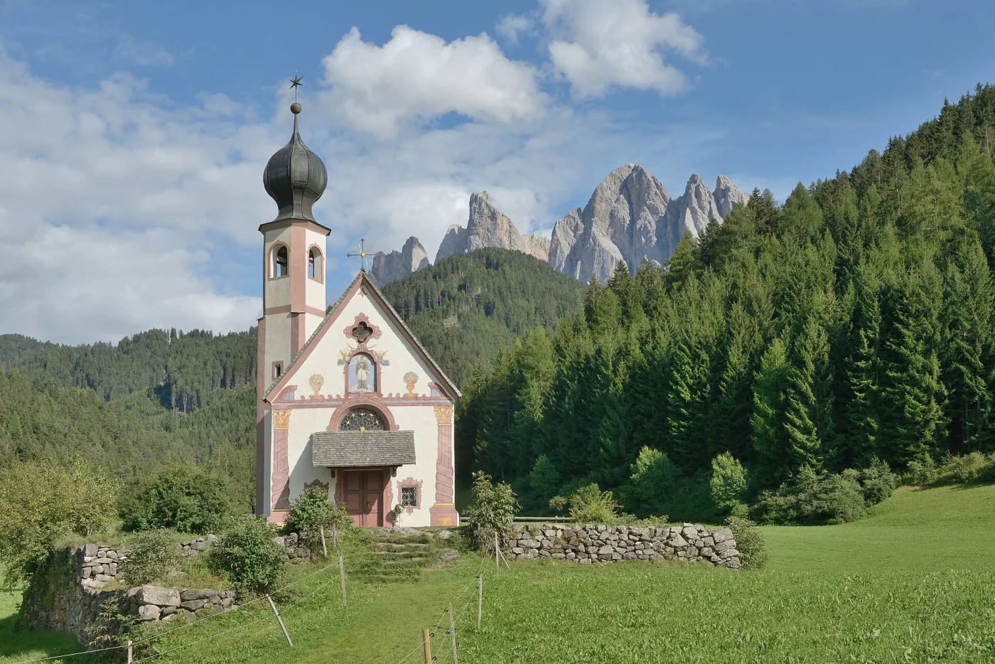 Kostelík svatého Jana v Ranui ve Villnösstalu pod štíty Geislerspitzen